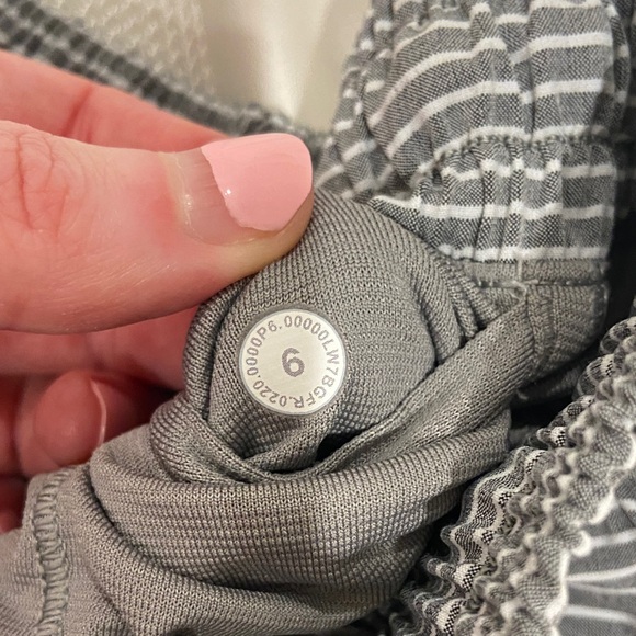 Lululemon Striped Gray Women's Shorts - Picture 4 of 4